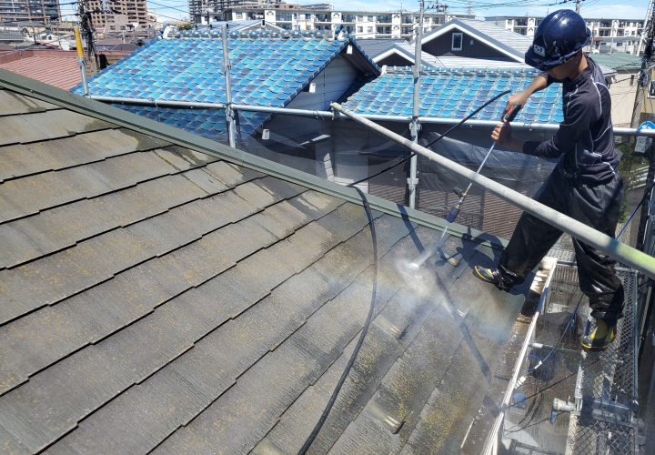 スレート屋根の塗装前に高圧洗浄で汚れを落とします