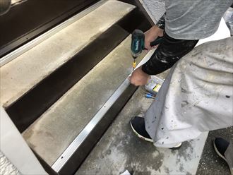 千葉市花見川区幕張本郷でアパート鉄階段の塗装工事、滑り止めも設置し安全対策