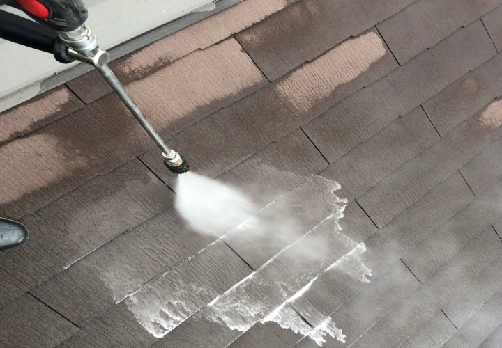 塗装前に高圧洗浄を行い屋根表面の汚れを落としていきます