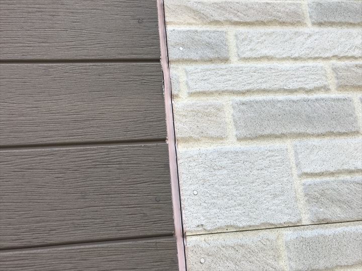外壁とシーリング材に隙間が発生