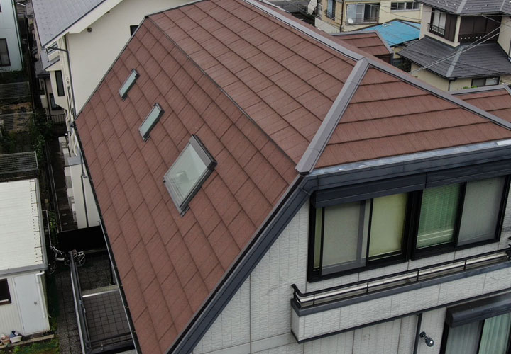 金属屋根材「エコグラーニ」を使用した屋根カバー工事の完了