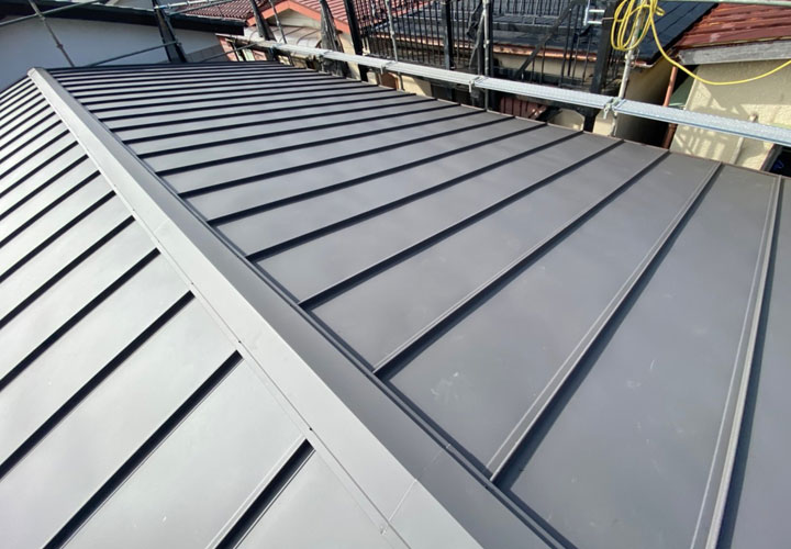金属屋根材「デコルーフ」を使用した屋根カバー工法の完了
