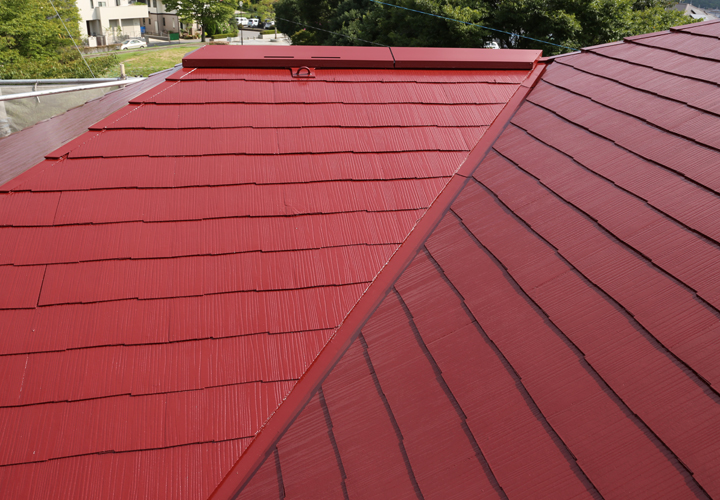 佐倉市白銀にて遮熱塗料サーモアイSiで屋根塗装、鮮やかなクールマルーンで仕上げました