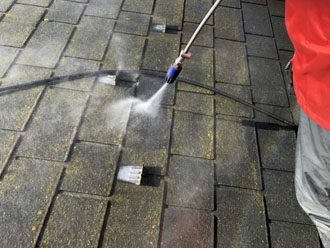 高圧洗浄で屋根表面の汚れを落とす