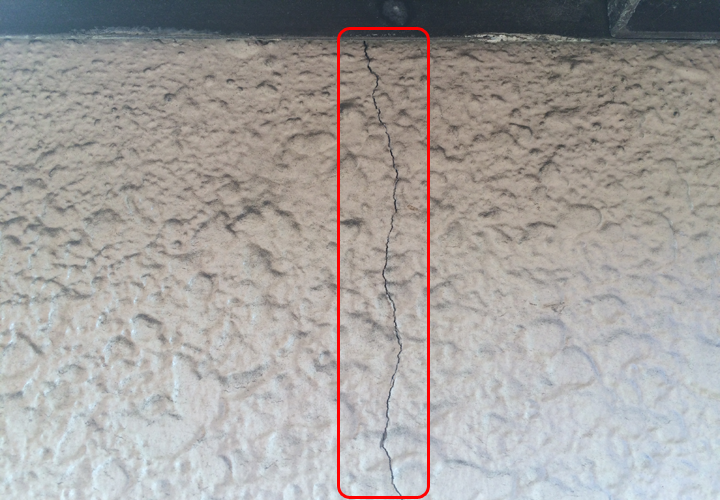 松戸市岩瀬でモルタル外壁からの雨漏り！原因と推測される亀裂とコーキングによる補修！