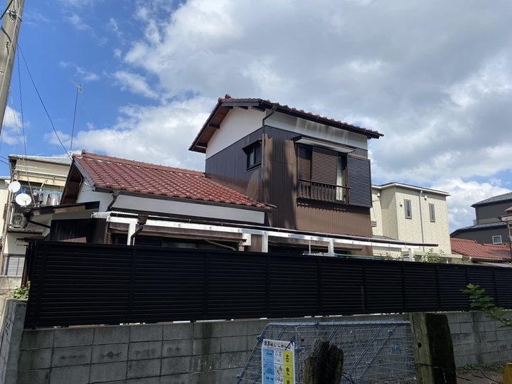 市川市新田にて角波トタンの経年劣化、外壁塗装工事を行いました
