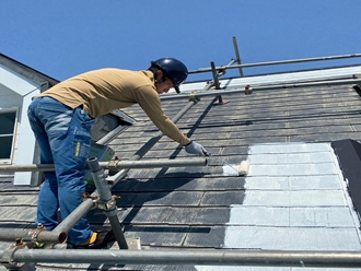千葉市中央区都町にてスレート屋根をサーモアイシーラーで下塗り実施