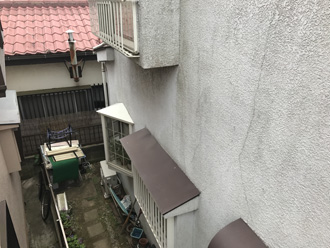 東金市東新宿にて築30年になるお住まいの外壁・屋根塗装前の調査、モルタル外壁にはクラックが多数発生、