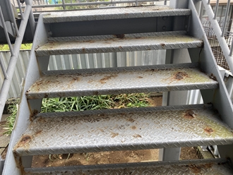 千葉市稲毛区山王町にて鉄階段の腐食調査、下地処理を行い塗装工事