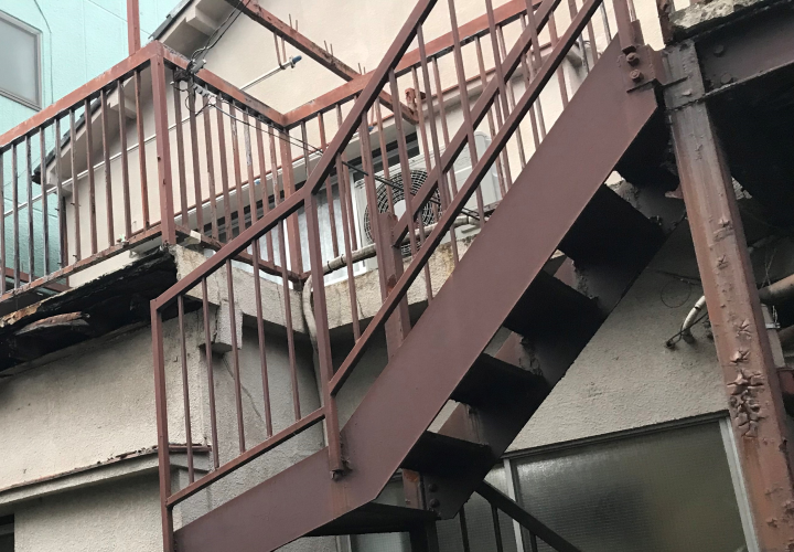 塗装工事前の鉄骨階段