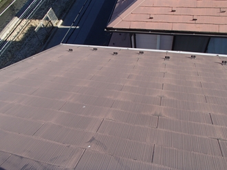 市川市国分にてスレート屋根の経年劣化、高耐久塗料で屋根塗装工事