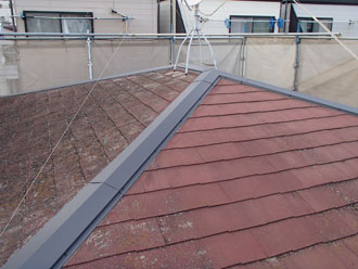塗膜の劣化が著しく進行しているスレート屋根