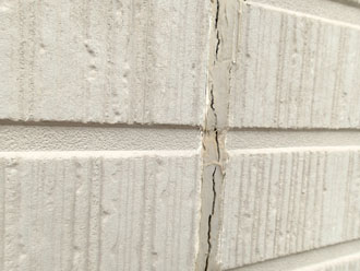 茂原市東郷にて築20年目のサイディング外壁塗装前調査、シーリングは剥離するほどのひび割れが発生!