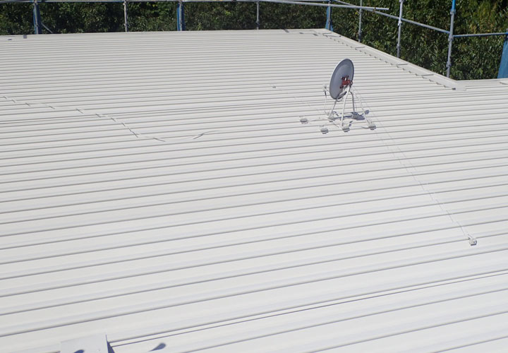 遮熱塗料を使用した折半屋根の塗装メンテナンスが完了