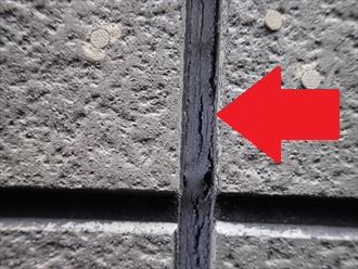 千葉市若葉区貝塚にてサイディング外壁の調査を行ったところシーリングのひび割れを発見