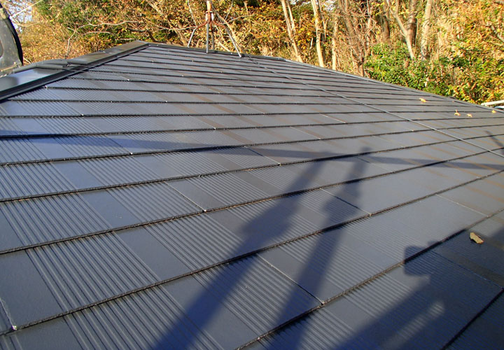 富里市十倉にてサーモアイ1液Siのクールディープグレーを使用した屋根塗装でスレートに発生した藻を解消