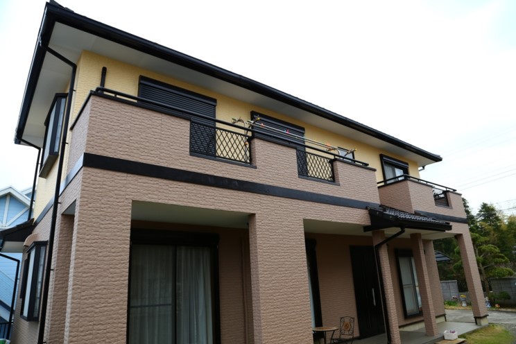 香取市小見川にてエコ塗料ナノコンポジットＷで外壁塗装し暖かみのあるツートンカラー住宅になりました