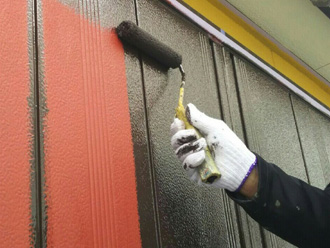 富津市　雨戸の塗装　ローラーで中塗り