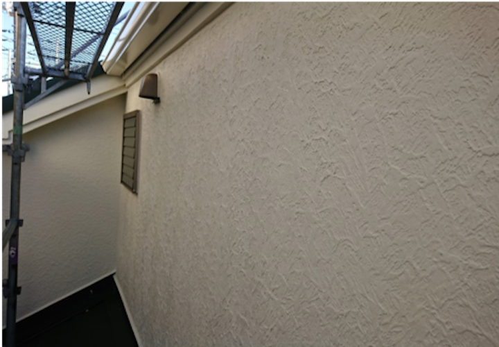 千葉市稲毛区黒砂にて、エラストコート（B-3977）でモルタル外壁の塗装