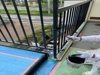 千葉市美浜区幸町でアパートの鉄骨階段塗装が完了！シックな黒色の階段に仕上がりました