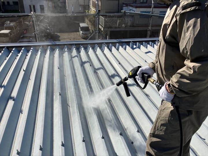 折板屋根の高圧洗浄作業