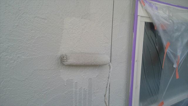 瀬戸市で、超低汚染リファインＭＦ－ＩＲ塗料で外壁の中塗りです