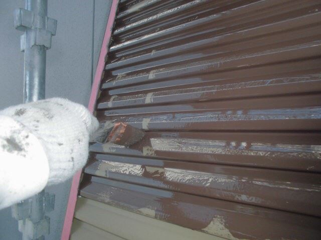 春日井市で、弱溶剤形シリコン塗料で雨戸の塗装です。