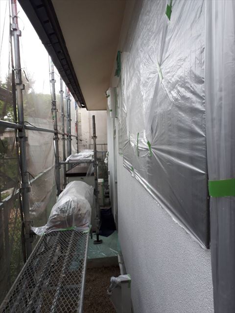 春日井市松新町で外壁の養生・軒天・玄関天井の塗装を行いました