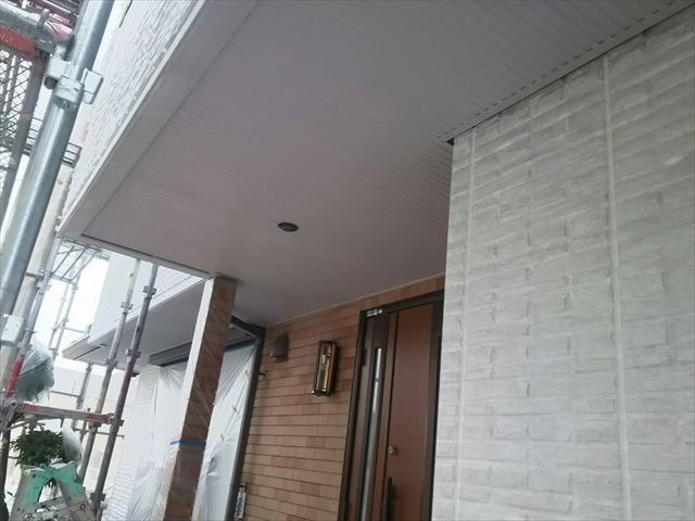 春日井市下津町で、軒天と玄関天井の塗装を行ないました。