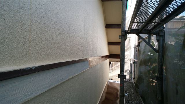 春日井市明知町で、弱溶剤形シリコン塗料で付帯部を塗りました。