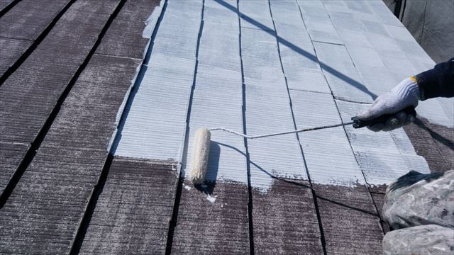 春日井市小野町で、サーモテックシーラーで屋根の下塗り塗装です