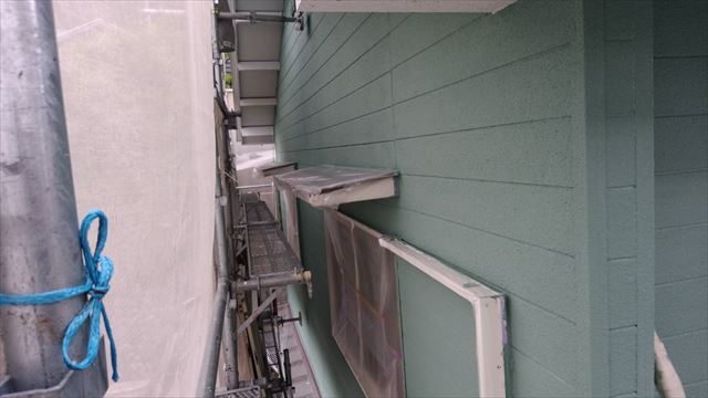 春日井市小野町で外壁の中塗り、上塗り塗装を施工していきます。