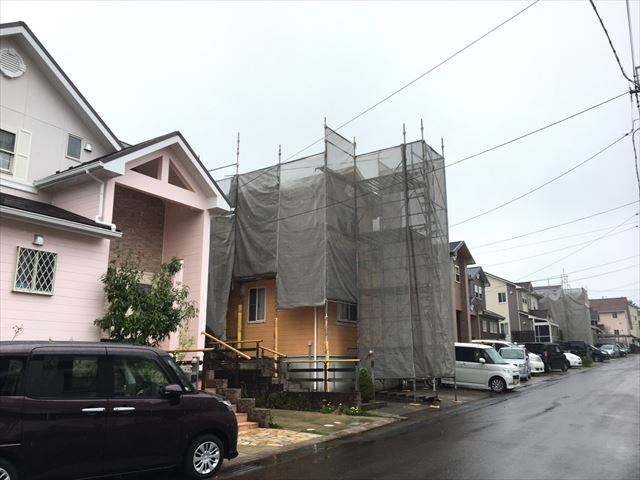瀬戸市で、屋根はガルテクト葺き替え工事と外壁塗装です。