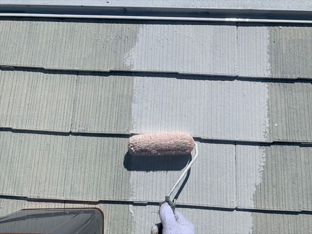 小牧市光ヶ丘で、屋根下塗り２回目の塗装を行いました。