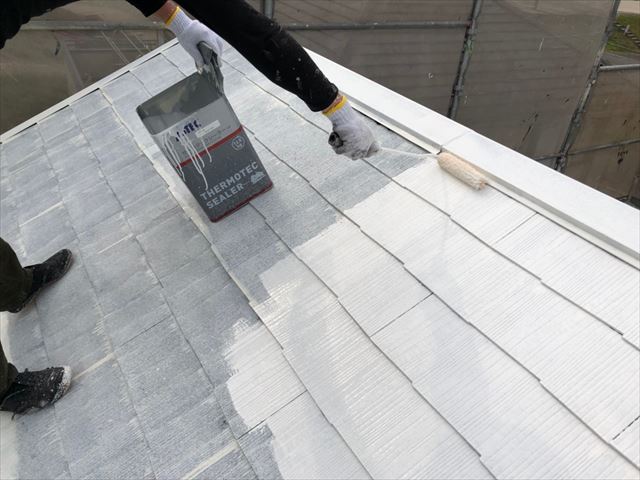 小牧市で、遮熱機能性の高い塗料で屋根の下塗りが完了しました。