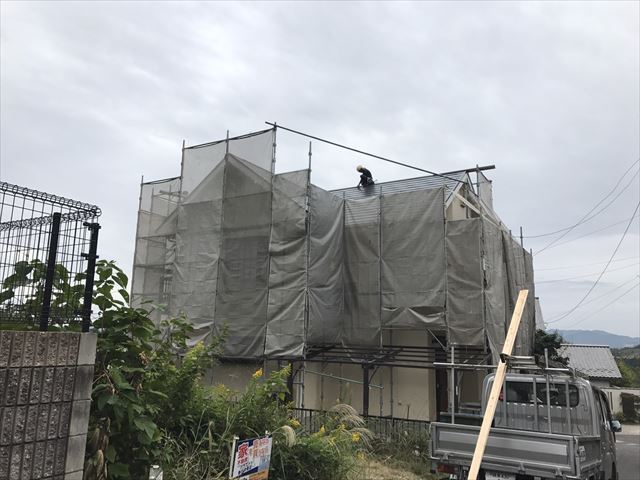 瀬戸市水北町で、屋根の棟の板金工事を施工していきます。