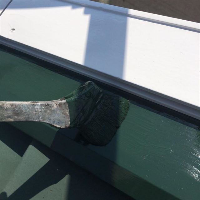 土浦市、屋根の水切り板金の塗装を行う様子をご紹介します。