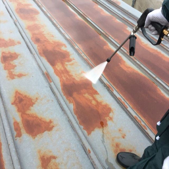 土浦市での屋根・軒天塗装工事、洗浄とケレン作業の様子です