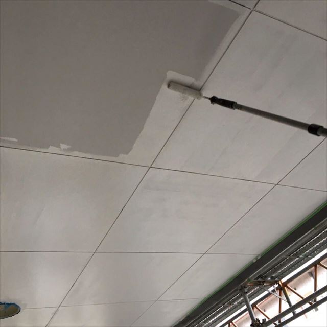 土浦市で、防カビ効果のある塗料を使用して軒天を塗装しました