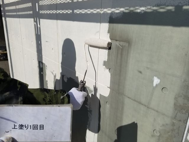 土浦市、テナントビルのコンクリート外壁塗り替えの様子です！
