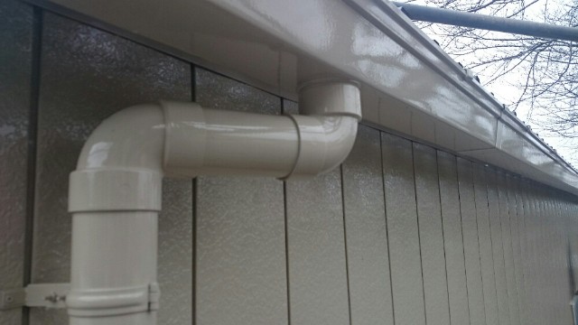 つくば市、保育施設にあるユニットハウスの雨樋の塗装を行いました。