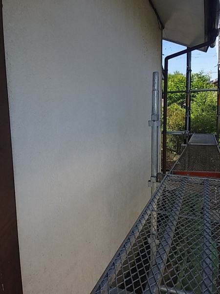 土浦市現場、屋根にタスペーサーを設置して塗装で隙間が埋まらないよう調整します！