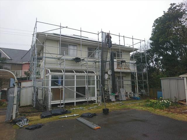 鉾田市で塩害被害の家を屋根外壁塗装！足場を建てて塗装の前準備です