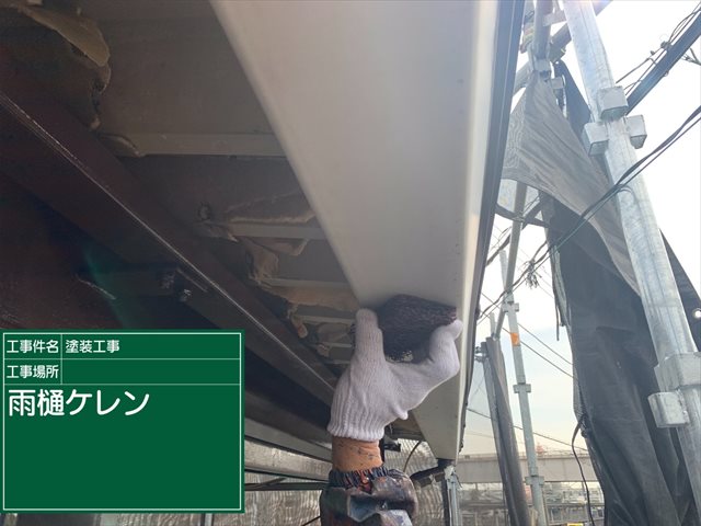 土浦市の駐輪場リフォーム、雨樋と屋根の塗装も始まりました