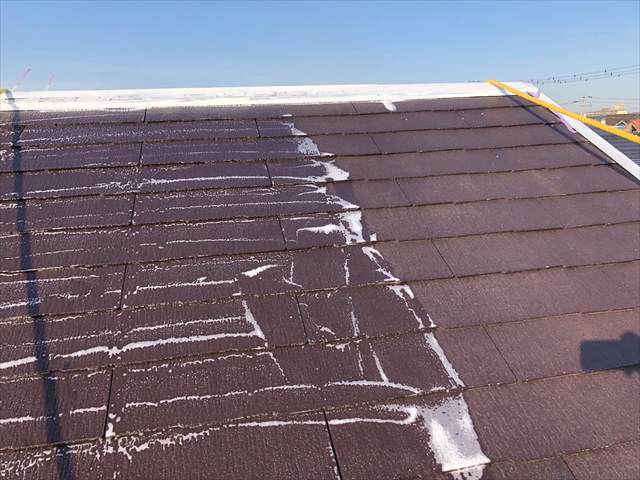 土浦市、傷んだスレート屋根を下塗り！タスペーサーで屋根に隙間をつくります