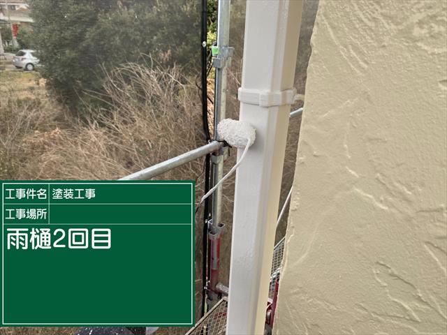 土浦市で雨樋と水切りの塗装、エアコンホースの補修も行いました。