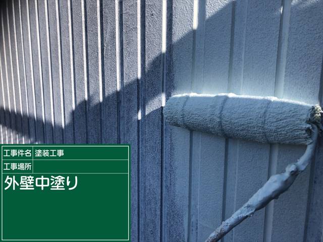 土浦市、窯業系サイディング外壁をセラドングリーンで塗っていきます