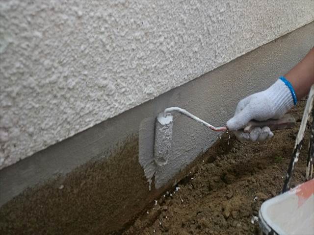土浦市の現場、ポリマーセメントでしっかり基礎を防水塗装！