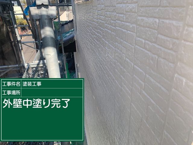 土浦市で雨漏り被害に遭った家、外壁に超低汚染リファインを塗っていきました！