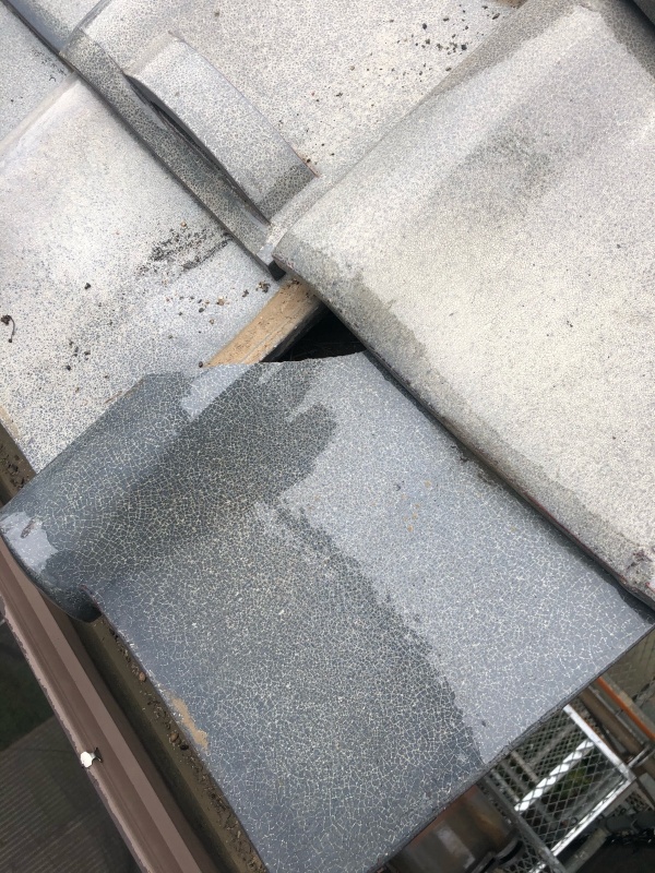 土浦市で瓦屋根補修！割れてしまった屋根瓦を新しいものに交換していきます。